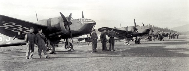 RCAF personnel and aircraft at Patricia Bay, B.C., in 1942. [PHOTO: NATIONAL DEFENCE, LIBRARY AND ARCHIVES CANADA—PA140638]