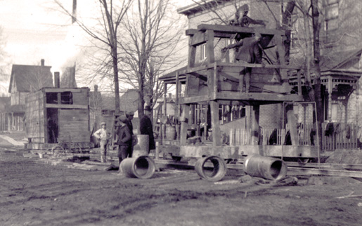 Sewer construction in Ottawa, November 1903. [PHOTO: JAMES BALLANTYNE, LIBRARY AND ARCHIVES CANADA—PA133670]