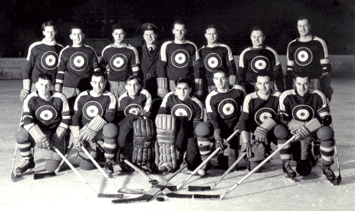 An RCAF hockey team at Boundary Bay, B.C., February 1943. [PHOTO: NATIONAL DEFENCE, LIBRARY AND ARCHIVES CANADA—PA136727]