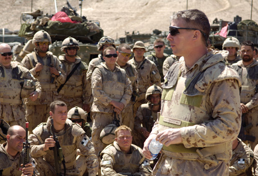 Lt.-Gen. Andrew Leslie talks to  soldiers during one of his trips to Kandahar province. [PHOTO: COMBAT CAMERA/DND]