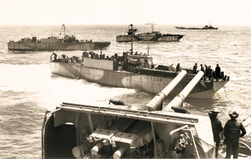 Landing craft off the stern of HMCS Prince David. [PHOTO: DONOVAN JAMES THORNDICK, LIBRARY AND ARCHIVES CANADA–PA129056]