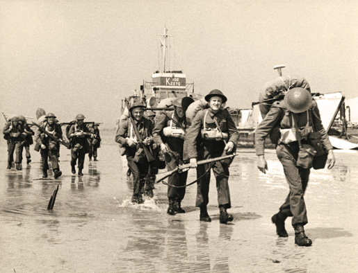 Canadian infantry reinforcements arrive at Courseulles-sur-Mer. [KEN BELL, LIBRARY AND ARCHIVES CANADA–PA132655]
