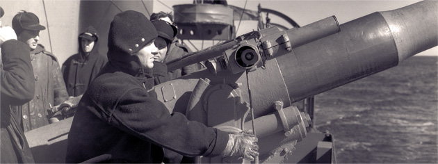 Personnel man a gun on board HMCS St. Croix in March 1941. [PHOTO: LIBRARY AND ARCHIVES CANADA—PA105295]