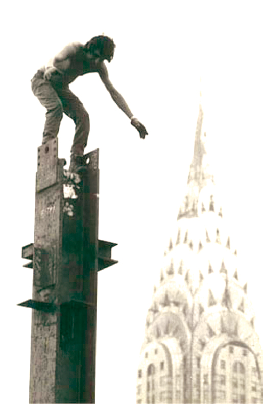 A Kahnawake ironworker atop a column in New York City in the 1960s. [PHOTO: KANIEN’KEHAKA ONKWAWENNA RAOTITIOHKWA CULTURAL CENTER]