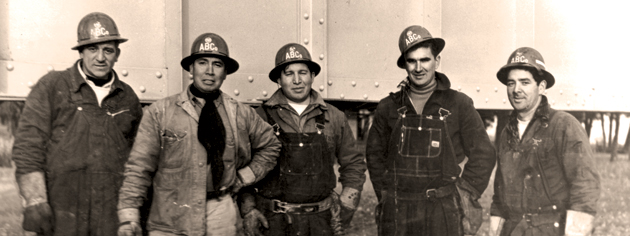 A group of Kahnawake ironworkers in the 1950s. [PHOTO: KANIEN’KEHAKA ONKWAWENNA RAOTITIOHKWA CULTURAL CENTER]