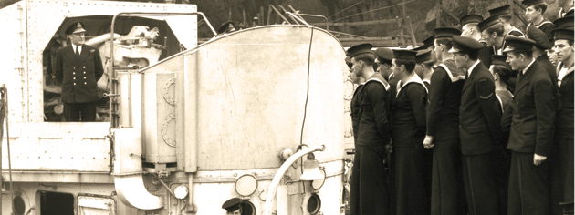 Rear-Admiral L.W. Murray (left) speaks with sailors at St. John’s, Nfld., in 1942. [PHOTO: LIBRARY AND ARCHIVES CANADA—PA115347]