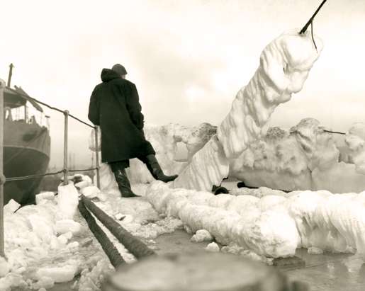 Frozen ocean spray clings to HMCS Wetaskiwin, December 1942. [PHOTO: J.D. MAHONEY, LIBRARY AND ARCHIVES CANADA—PA116836]