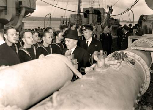 Prime Minister Mackenzie King visits HMCS Restigouche, Oct. 1940. [PHOTO: LIBRARY AND ARCHIVES CANADA—PA104221]