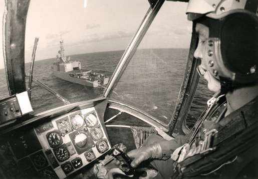 A Sea King helicopter approaches HMCS Algonquin in the Caribbean, December 1976. [PHOTO: CANADIAN FORCES]