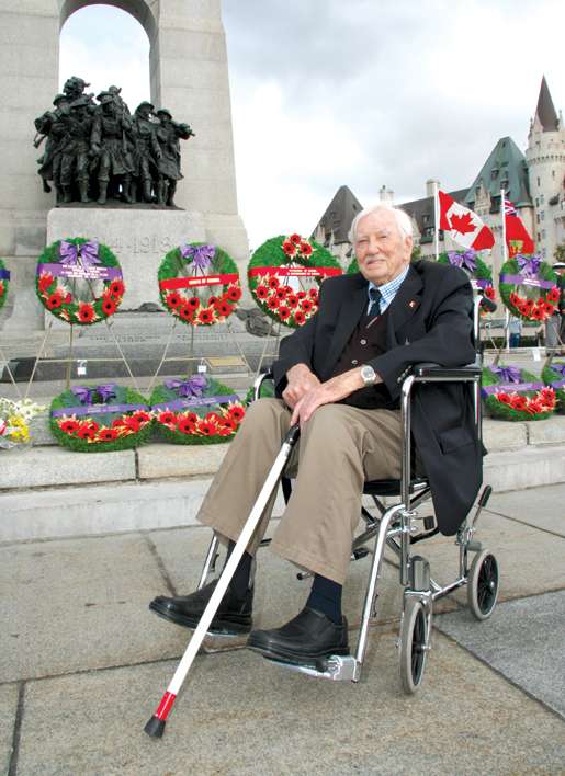 Canadian Merchant Navy veteran Gordon Thomas, 95, of Ottawa attends merchant navy remembrance ceremonies at the National War Memorial in Ottawa, Sept. 13, 2009.  Thomas served  10 years in the merchant navy and was chief engineer on board the freighter Western Park from 1944 to 1946. [PHOTO: DAN BLACK]
