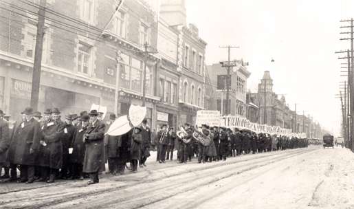 An anti-prohibition parade on Yonge Street, Toronto, March 1916. [PHOTO: JOHN BOYD, LIBRARY AND ARCHIVES CANADA—PA072524]