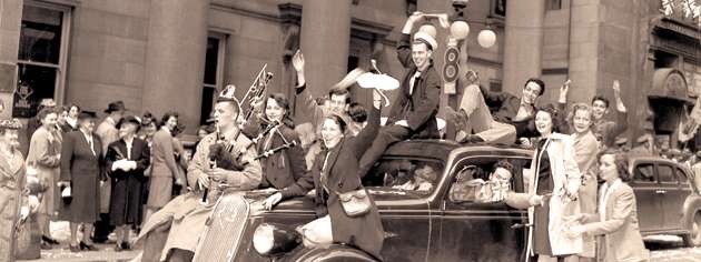 A VE-Day celebration rolls down Sparks Street in Ottawa, May 8, 1945. [PHOTO: LIBRARY AND ARCHIVES CANADA—PA114617]