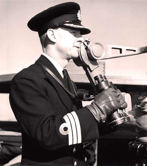 Commanding Officer H.G. DeWolf on board HMCS Haida, 1943. [PHOTO: HERB NOTT, LIBRARY AND ARCHIVES CANADA—PA141695]