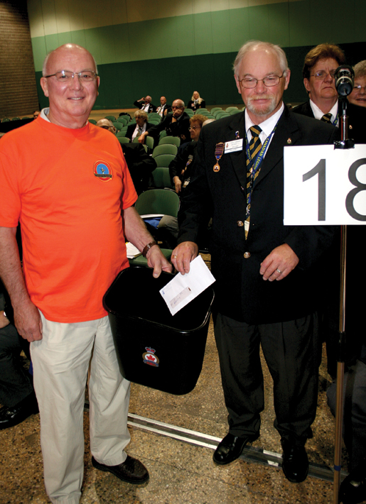 Scrutineer Bill Potter collects a donation from Legionnaire Mike Gibbons on behalf of Memorial Branch in Owen Sound, Ont. [PHOTO: JENNIFER MORSE]