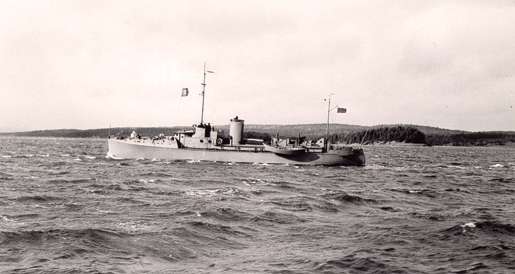 HMCS Adversus off Halifax, 1940. [PHOTO:  LIBRARY AND ARCHIVES CANADA—PA104408]