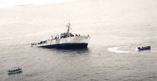 Attempts to save HMCS Chedabucto fail, October 1943. [PHOTO: LIBRARY AND ARCHIVES CANADA]