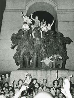 VJ-Day celebrations in Ottawa. [PHOTO: LIBRARY AND ARCHIVES CANADA]