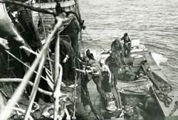 Troops boarding a destroyer after Dieppe raid. [PHOTO: LIBRARY AND ARCHIVES CANADA]