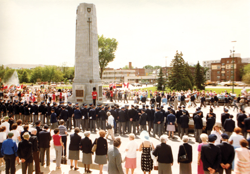 Delegates and guests crowd the cenotaph at the 30th dominion convention in 1984. [PHOTO: LEGION MAGAZINE ARCHIVES]