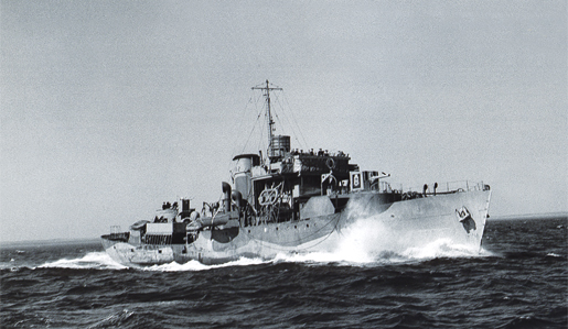 HMCS Ville de Quebec. [PHOTO: LIBRARY AND ARCHIVES CANADA - PA-153101]