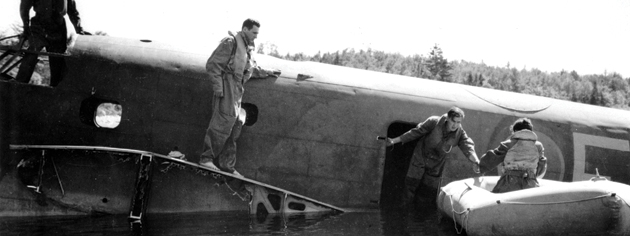 Personnel participate in dinghy drill in the Ottawa River, 1943. [PHOTO: LIBRARY AND ARCHIVES CANADA—PA064844]
