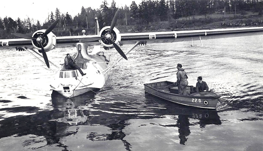 Marine Branch crew meet a Catalina at Patricia Bay, 1945. [PHOTO: COMOX AIR FORCE MUSEUM]