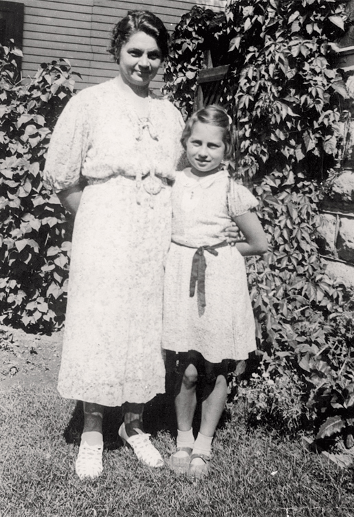 Nadia Boshuck and her mother, 1939. [PHOTO: COURTESY NADIA JARVIS]