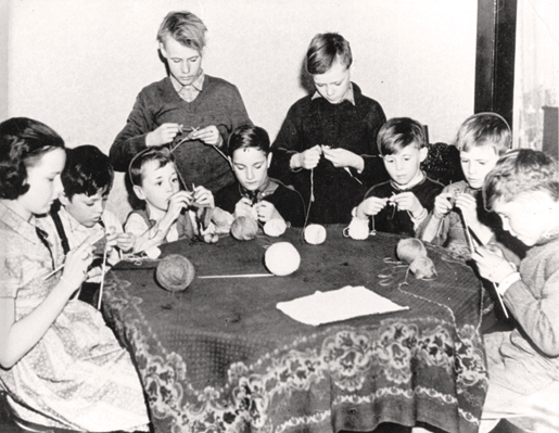 Children assist the war effort by knitting, 1942. [PHOTO: CANADIAN WAR MUSEUM—19920085-1053]