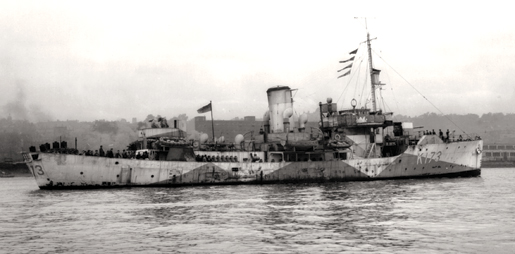 HMCS Weyburn. [PHOTO: LIBRARY AND ARCHIVES CANADA—PA105907]