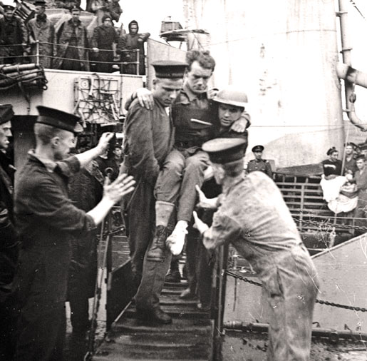 Wounded troops are disembarked in England. [PHOTO: LIBRARY AND ARCHIVES CANADA—PA183773]