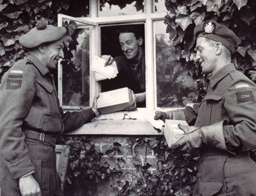 Members of the Cape Breton Highlanders receive mail during the Second World War. [PHOTO: FREDERICK G. WHITCOMBE, LIBRARY AND ARCHIVES CANADA—PA061624]