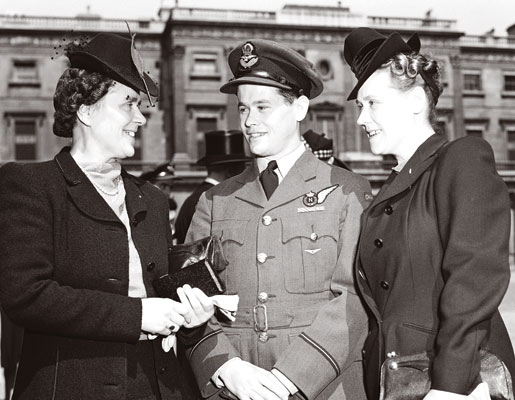 Flying Officer David H. Balmer with relatives outside Buckingham Palace. [PHOTO: AIR FORCE PHOTO—PL-45281]