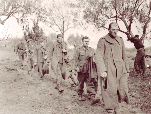 German prisoners are escorted by Canadian soldiers in Italy. [PHOTO: LIBRARY AND ARCHIVES CANADA PA167915]