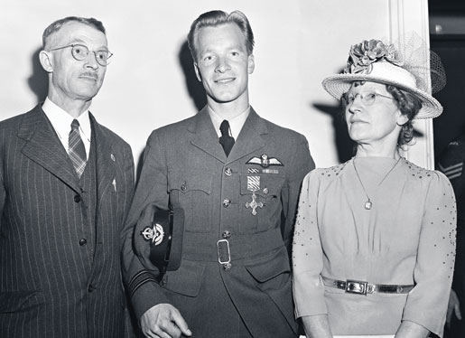 Squadron Leader Irving “Hap” Kennedy poses with his proud mother and father. [PHOTO: CANADIAN FORCES JOINT IMAGERY CENTRE—PL28533]