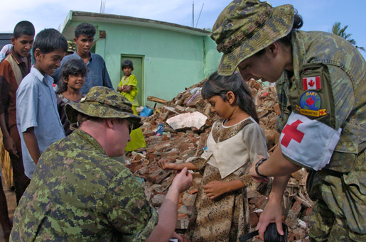 Members of the Canadian Forces Disaster Assistance Response Team in Sri Lanka. [PHOTO: MCPL PAUL MACGREGOR, CANADIAN FORCES COMBAT CAMERA]