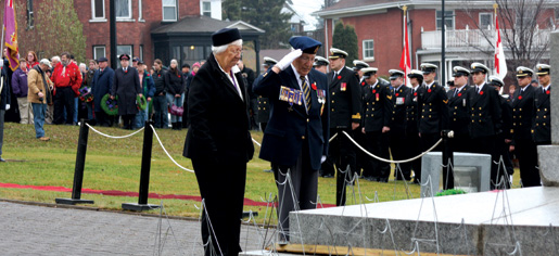 Silver Cross Mother Caroline McMinn places a wreath aided by Roy Lamore, Past President of Port Arthur Branch. [PHOTO: SHARON ADAMS]