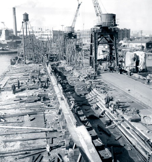 The location of this shipyard used to build Algerine-class minesweepers is not identified, but the date is 1944. [PHOTO: NATIONAL FILM BOARD, LIBRARY AND ARCHIVES CANADA—E000762568]