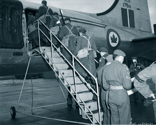 Canadian troops board a North Star en route to Korea from McChord Air Force Base. [PHOTO: LIBRARY AND ARCHIVES CANADA—PA115553]