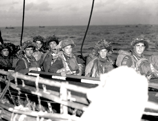 Infantrymen of Le Régiment de la Chaudière off Bernières-sur-Mer. [PHOTO: LIBRARY AND ARCHIVES CANADA—PA131498]