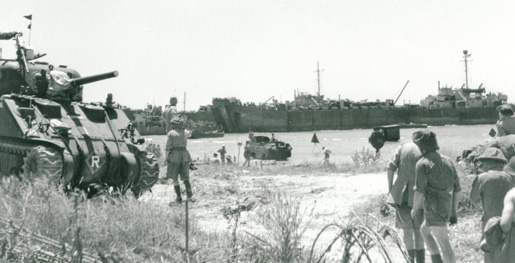 1st Canadian Division hauling transport up from the beach, Pachino, Sicily (vicinity). [PHOTO: LIBRARY AND ARCHIVES CANADA—PA141664]