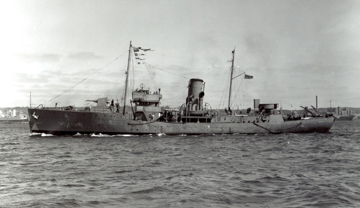 HMCS Chambly [PHOTO: LIBRARY AND ARCHIVES CANADA—PA105255]