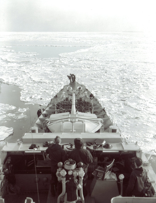 HMCS Sioux [PHOTO: LIBRARY AND ARCHIVES CANADA—PA138217]