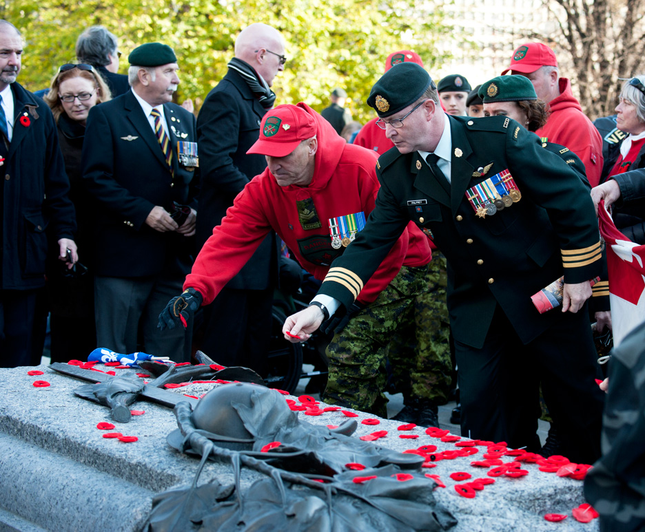 Veterans and servicemen and women from the Canadian Armed Forces place poppies to remember those lost while serving in uniform. [PHOTO: METROPOLIS STUDIO]
