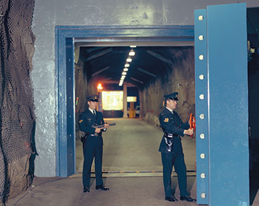 The 19-tonne blast door into the main entrance is opened easily. [PHOTO: CANADIAN FORCES MUSEUM OF AEROSPACE DEFENCE—NBC72-1301]