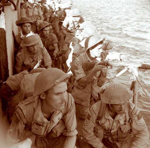 Troops with the Royal 22nd Regiment are ready to disembark at Villapiana, Italy, on Sept. 16, 1943. [LAC/PA-115197]
