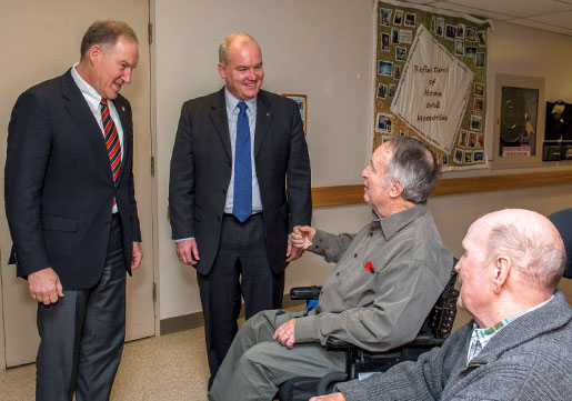 Veterans Affairs Minister Erin O’Toole (standing, right) and Deputy Minister Walter Natynczyk (left) visit veterans in the Sunnybrook Health Sciences Centre in Toronto. [VETERANS AFFAIRS CANADA]