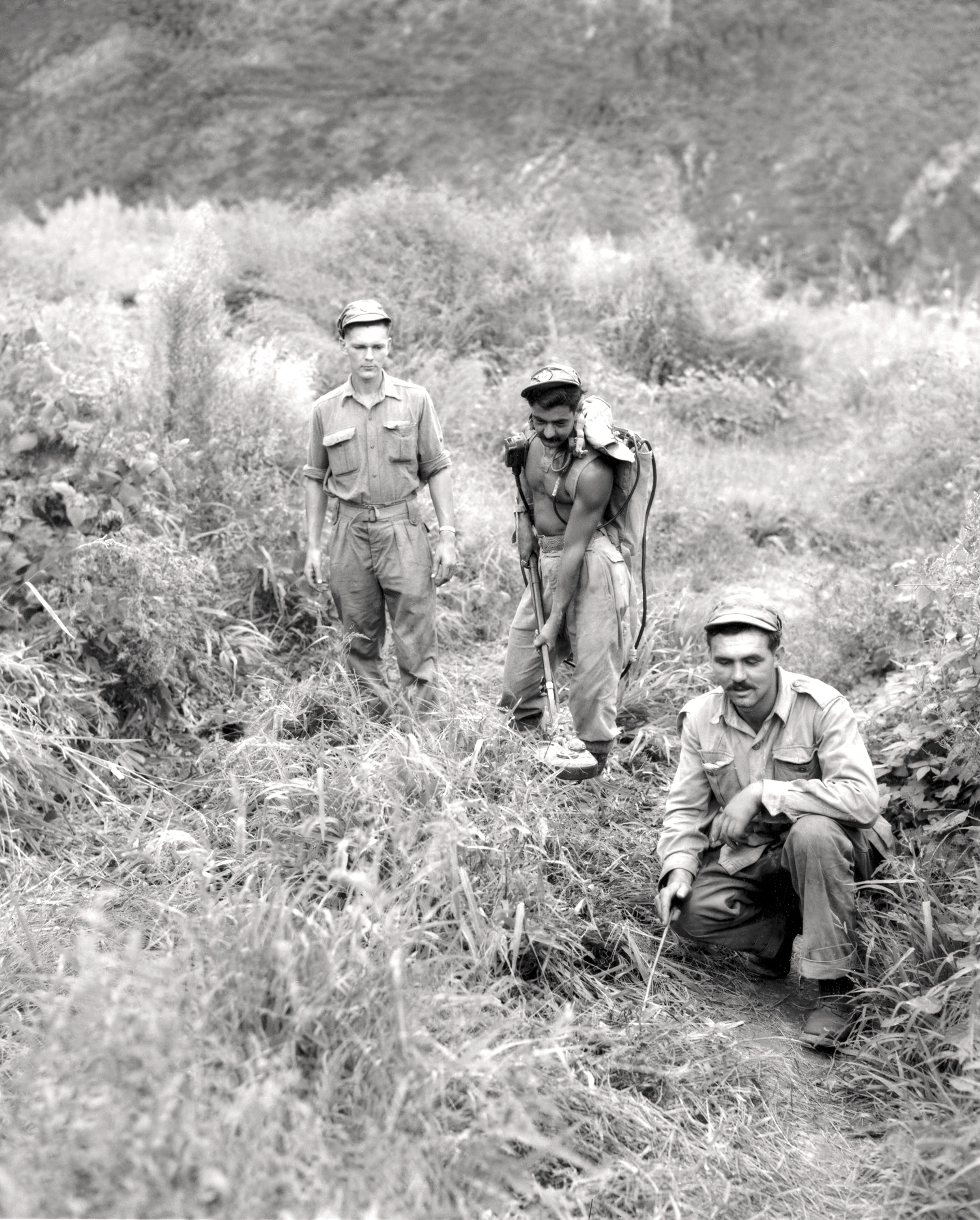 Historic Korean War Photo – A Mine-Clearing Team - Legion Magazine
