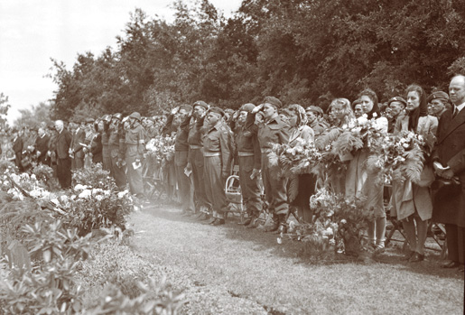 Dutch citizens join personnel from 1st Canadian Army Group Royal Artillery at a memorial service for Allied soldiers at Bergen op Zoom on June 6, 1945. [LAC/PA-140420]