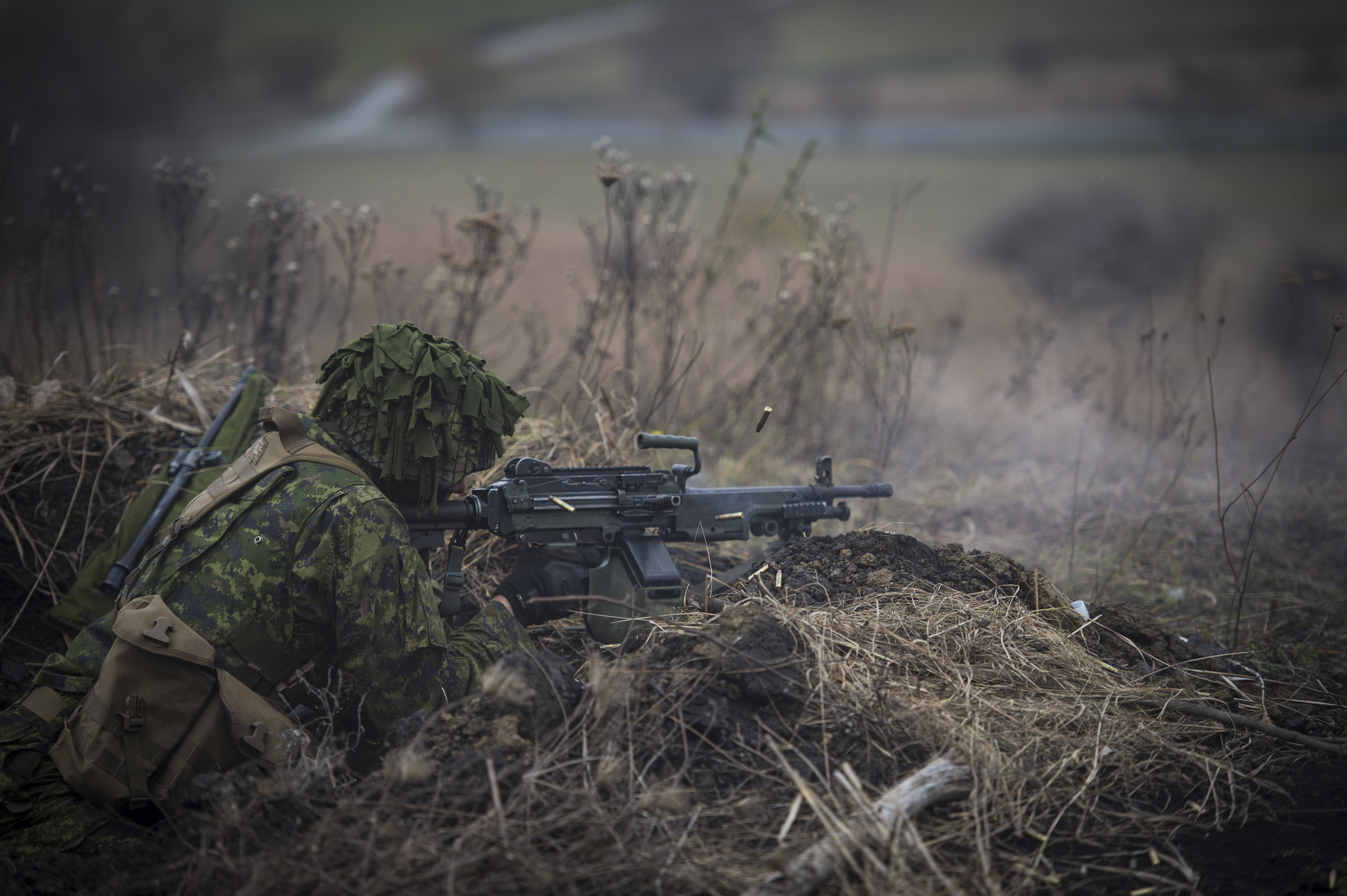 A member of 3 Platoon, Alpha Company, 1 Princess Patricia's Canadian Light Infantry (1 PPCLI) engages targets with a C9 Light Machine Gun at Land Forces Combat Training Centre Getica in Romania during Exercise SCORPION FURY as part of Operation REASSURANCE on November 1, 2016. Photo: Cpl Jay Ekin, Operation REASSURANCE Land Task Force Imagery Technician RP006-2016-0034-004
