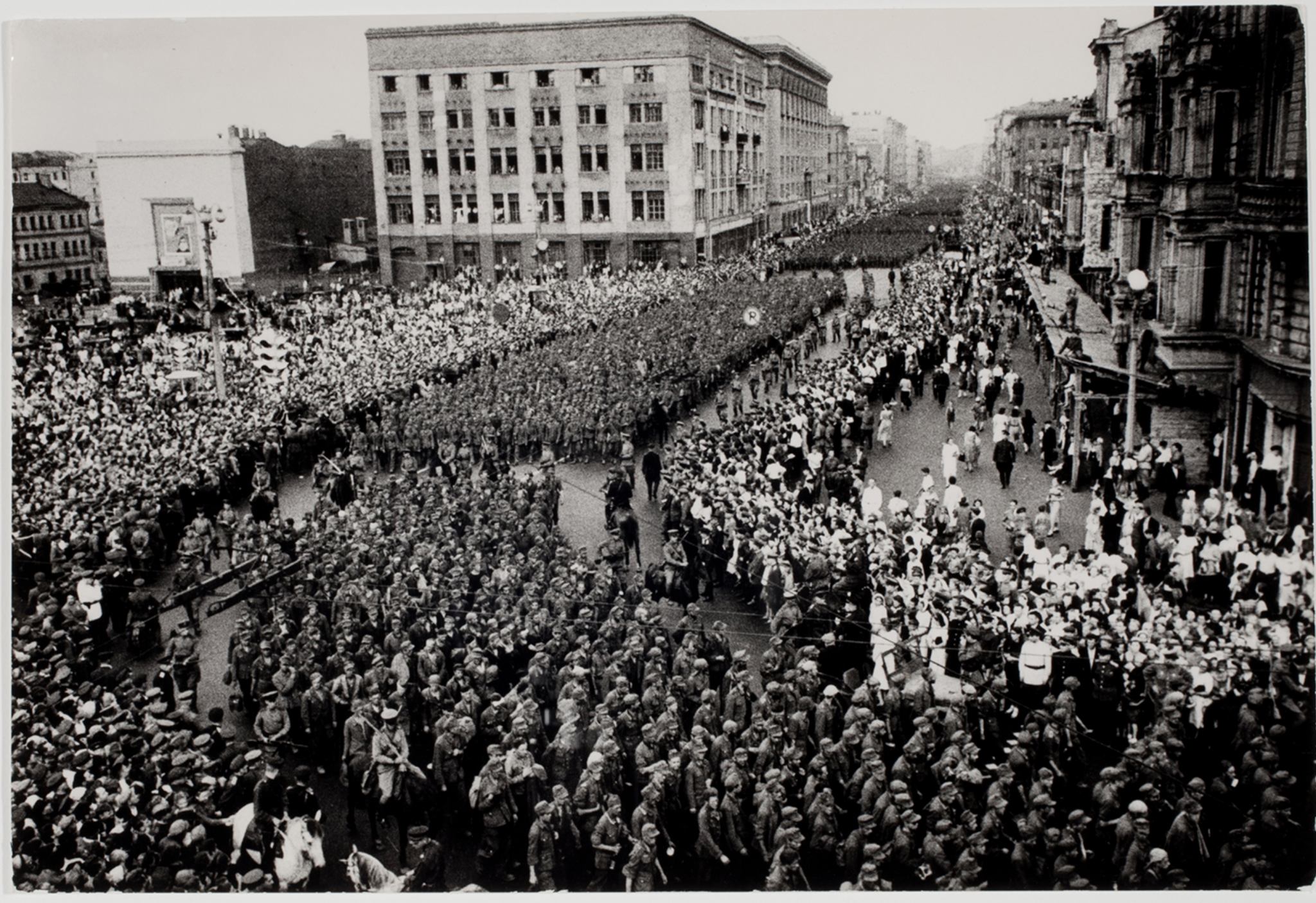 Парад побеждённых марш пленных немцев в Москве 17 июля 1944 года. Марш пленных немцев по Москве в 1944. Парад военнопленных в Москве 1944. Парад пленных немцев в Москве 1945. Военнопленные в москве